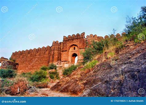  De Rohtas Fort: Een imposante vesting vol historische geheimen en adembenemende uitzichten!