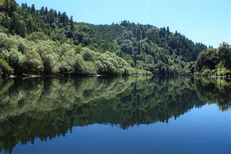 Het Zilveren Waterreservoir: Een Spiegel van Rust en Reflectie in het Hart van Lvliang!