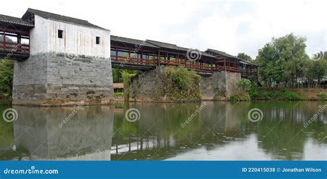  Het Wuyuan Tempelcomplex: Een Mystieke Oasis in het Hart van Baotou!