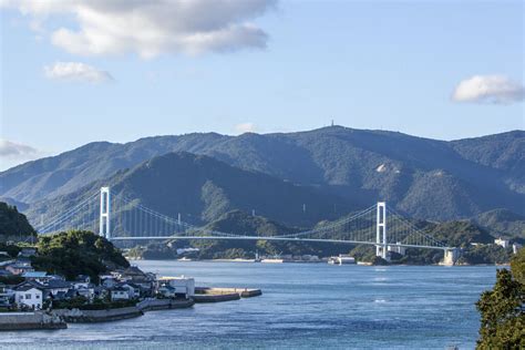  Tobishima Island: Een Eiland van Rust en Mysterieuze Bomen!